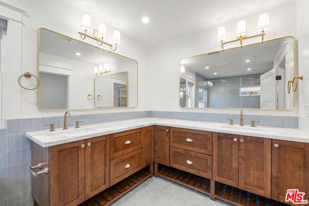 Bathroom, Dual Sink Vanities, Interior, Recessed Lighting