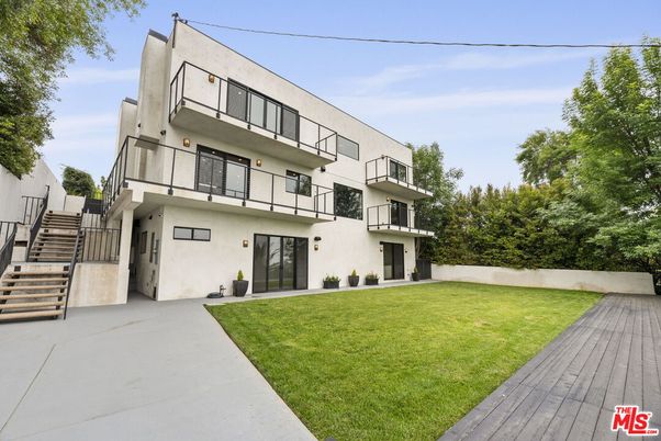 Backyard, Exterior, Facade, Modern