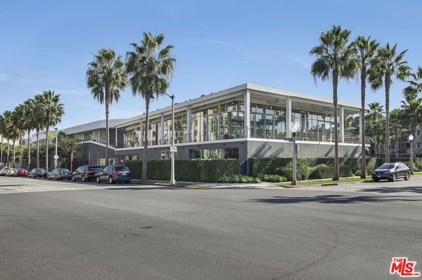 Exterior, Facade, Modern
