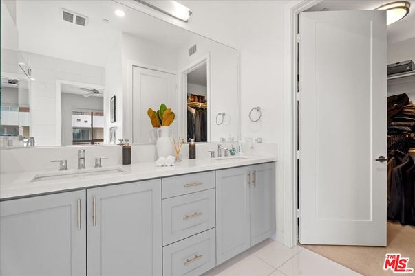 Bathroom, Dual Sink Vanities, Interior, Recessed Lighting