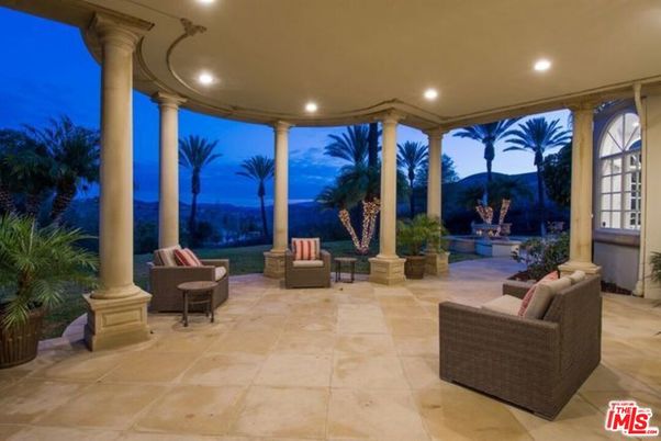Exterior, Piano, Recessed Lighting