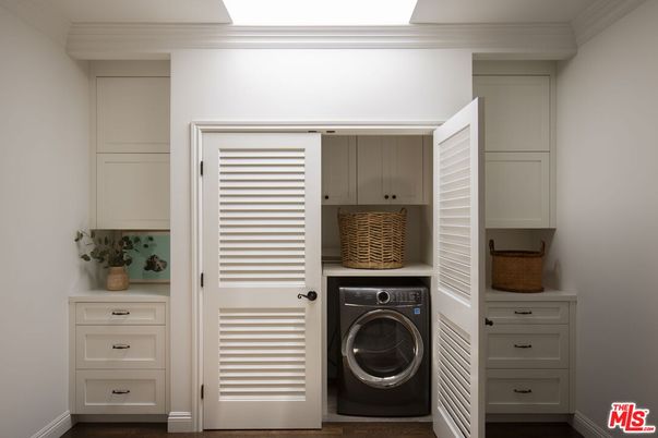 Interior, Utility Closets, Washer, Wood Texture Flooring