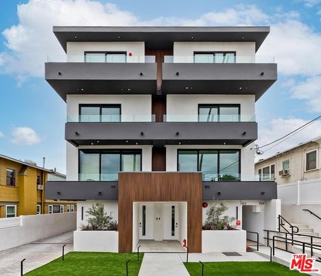 Exterior, Facade, Modern