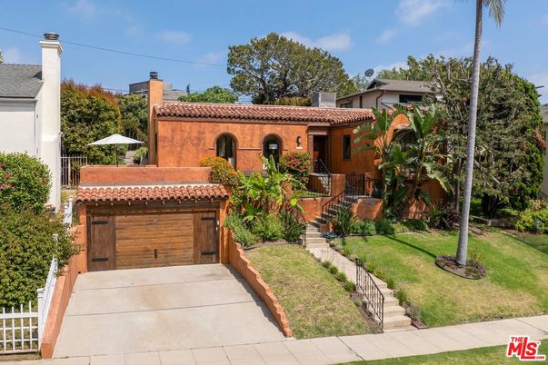 Attached, Exterior, Facade, Mediterranean