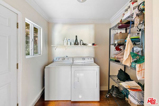 Interior, Utility Closets, Washer, Wood Texture Flooring