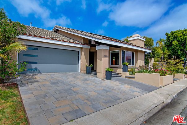 Attached, Exterior, Facade, Mediterranean