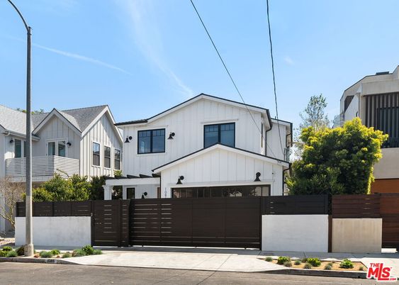 Attached, Exterior, Facade, Farmhouse