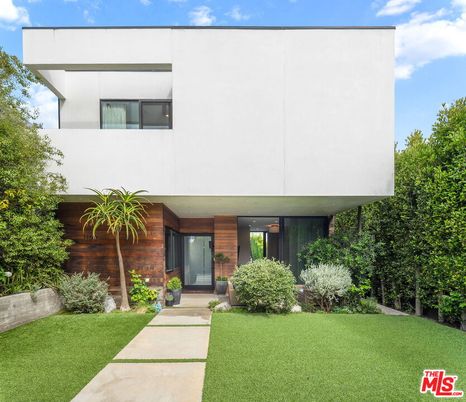 Backyard, Exterior, Facade, Modern