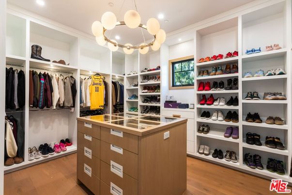 Interior, Pendant Lights, Recessed Lighting, Walk-in Closets, Wood Texture Flooring