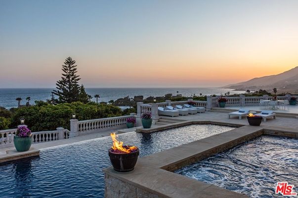 Exterior, Pool, Water
