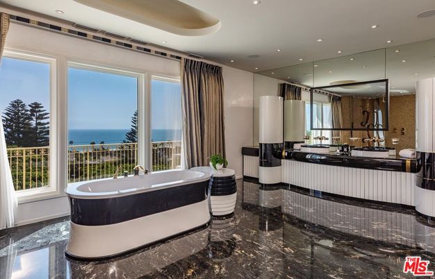 Bathroom, Free Standing Baths, Interior, Marble, Recessed Lighting, Water