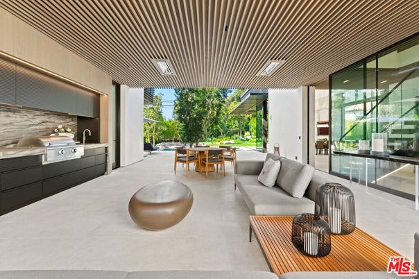 Dining room, Exterior