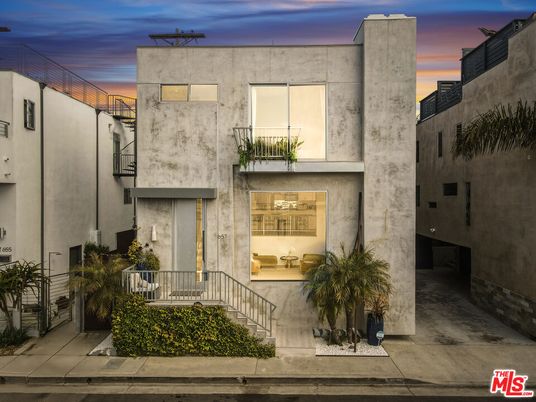 Exterior, Facade, Modern