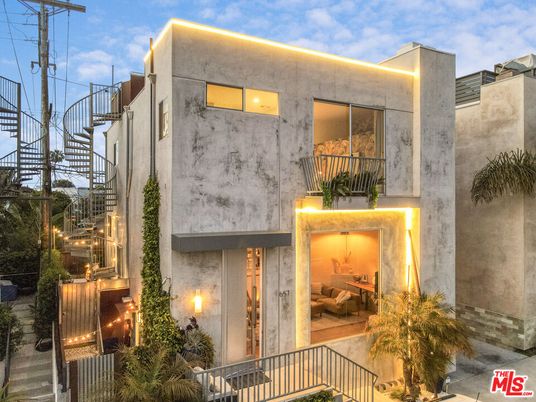 Exterior, Facade, Modern