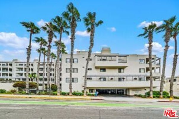 Exterior, Facade, Condo Building