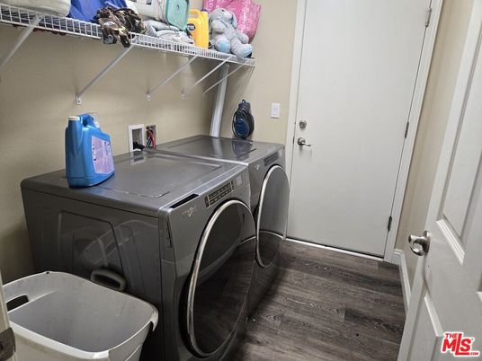 Interior, Washer, Wood Texture Flooring