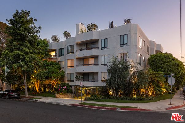 Exterior, Facade, Modern