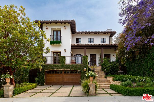 Attached, Exterior, Facade, Mediterranean