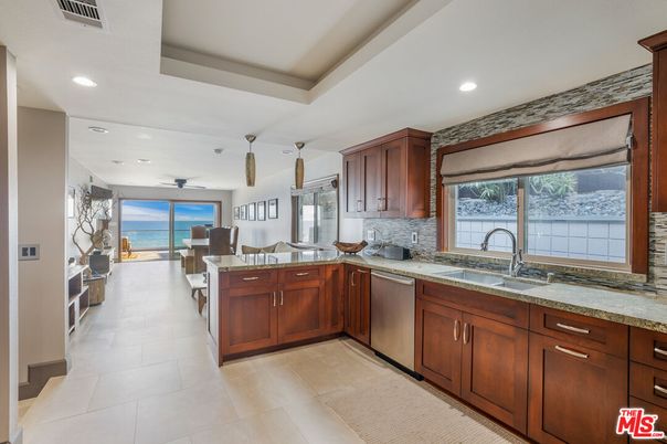 Dining room, Interior, Kitchen, Recessed Lighting, Water