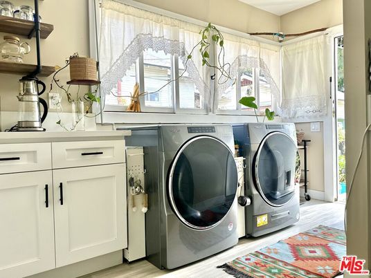 Interior, Washer, Wood Texture Flooring