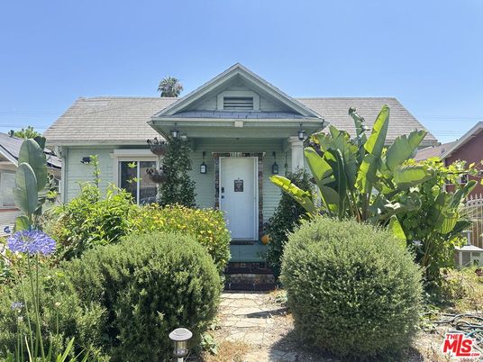 Exterior, Facade, Queen Anne Victorian