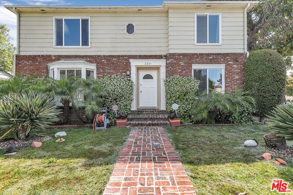 Exterior, Facade, Brick Facade, Raised Ranch