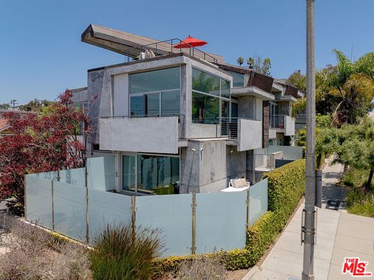 Exterior, Facade, Modern