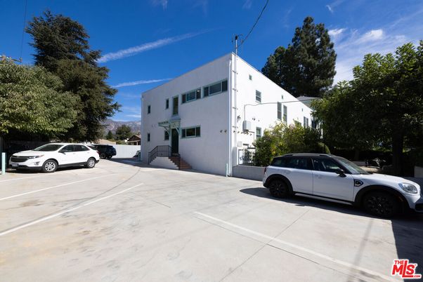 Exterior, Facade, Modern