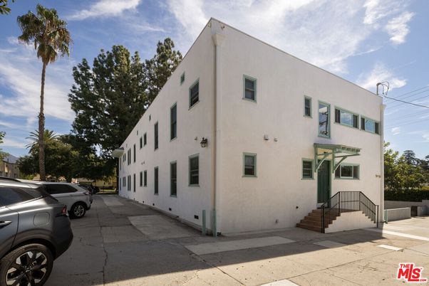 Exterior, Facade, Rowhouse