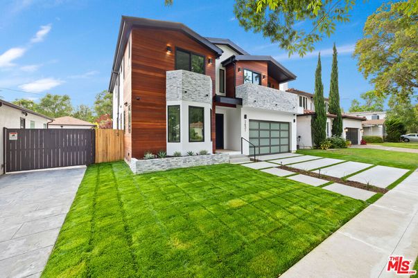 Attached, Backyard, Exterior, Facade, Modern