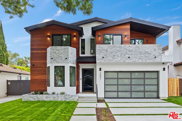 Attached, Exterior, Facade, Modern