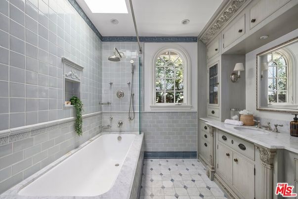 Bathroom, Interior, Recessed Lighting