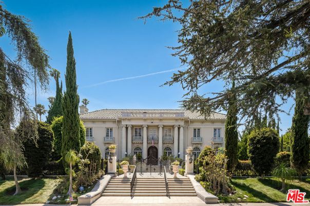 Exterior, Facade, Mediterranean