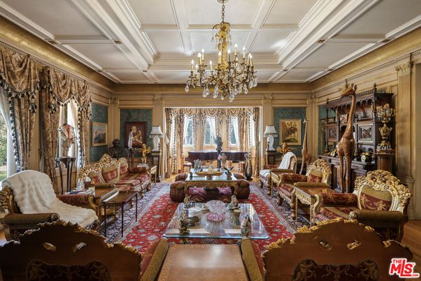Chandelier, Interior, Living room