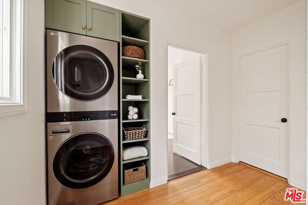 Interior, Utility Closets, Washer, Wood Texture Flooring
