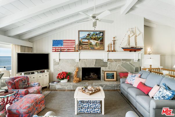 Fireplace, Interior, Living room, Water