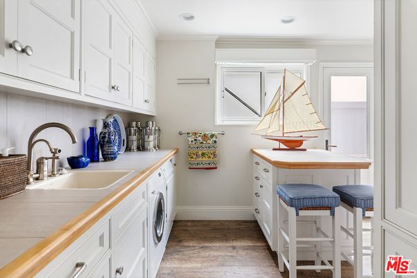 Interior, Recessed Lighting, Washer, Wood Texture Flooring