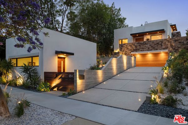 Attached, Exterior, Facade, Modern
