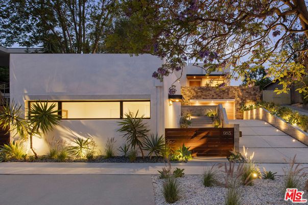 Exterior, Facade, Modern