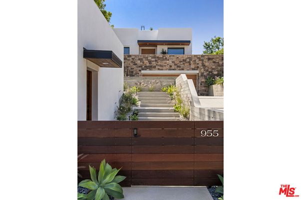 Exterior, Facade, Modern