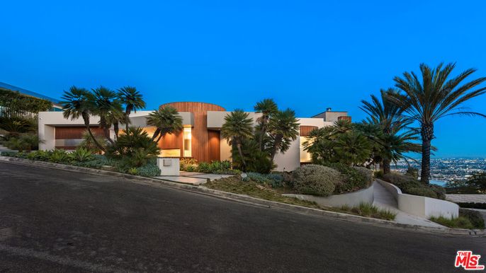 Exterior, Facade, Modern