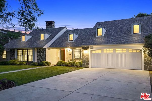 Attached, Exterior, Facade, Cape Cod