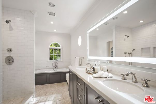 Bathroom, Dual Sink Vanities, Interior, Recessed Lighting