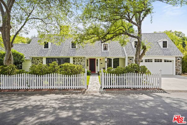 Attached, Exterior, Facade, Cape Cod