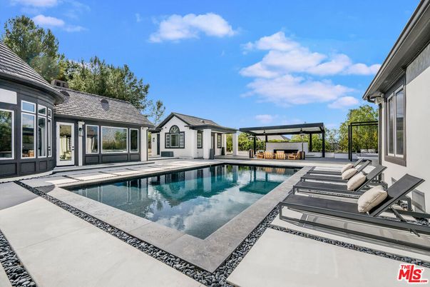 Exterior, Pool