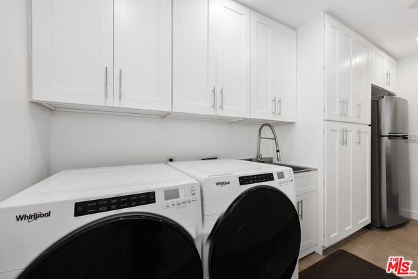 Interior, Recessed Lighting, Washer, Wood Texture Flooring