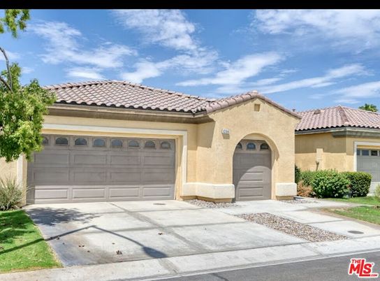 Attached, Exterior, Facade, Mediterranean