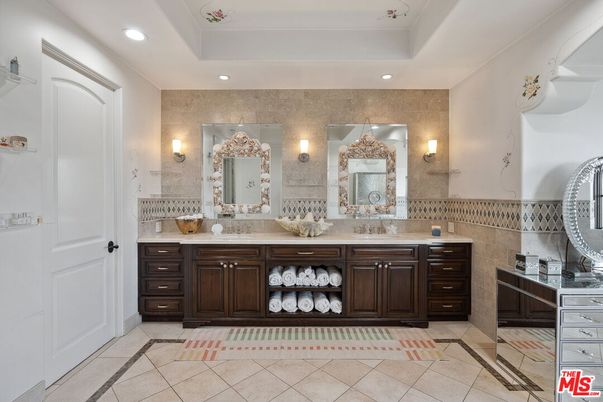 Bathroom, Dual Sink Vanities, Interior, Recessed Lighting
