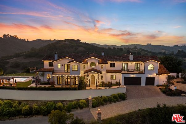 Attached, Exterior, Facade, Mediterranean