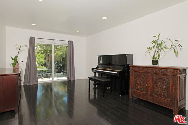 Interior, Piano, Recessed Lighting, Wood Texture Flooring